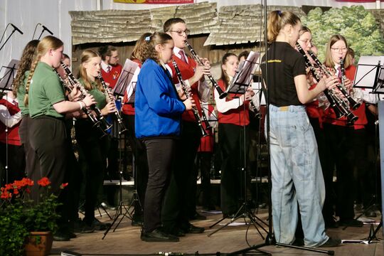 Bild Jugendmusiken Konolfingen/Landiswil/Worb/Zäziwil und Crazy Drummers am Amtsmusiktag Grosshöchstetten