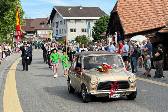 Bild Marschparade und Gesamtchor am Amtsmusiktag Grosshöchstetten